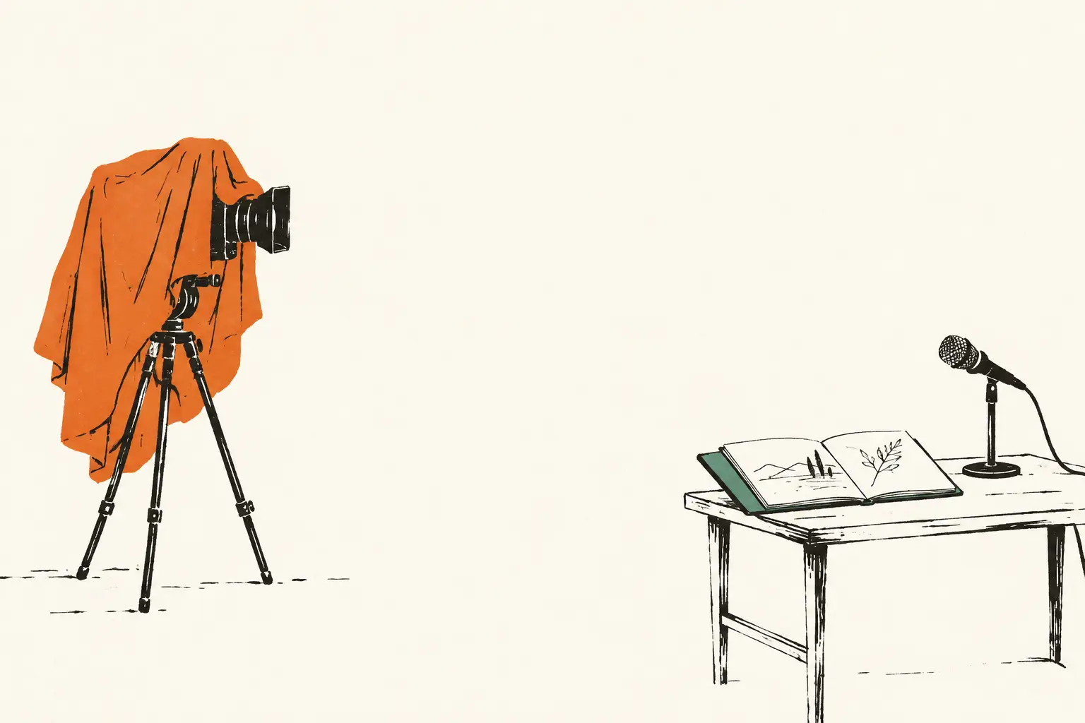 Inkttekening in twee kleuren: een filmcamera onder een oranje doek en rechts een tafeltje met een schetsboek met groene kaft en een microfoon.